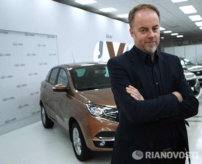 Главный дизайнер компании АвтоВАЗ Стив Маттин на торжественной церемонии запуска производства новой модели АвтоВАЗа LADA X-Ray в Самаре Главный дизайнер компании АвтоВАЗ Стив Маттин на торжественной церемонии запуска производства новой модели АвтоВАЗа LADA X-Ray в Самаре