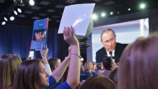 Президент России Владимир Путин и журналисты на одиннадцатой большой ежегодной пресс-конференции Президент России Владимир Путин и журналисты на одиннадцатой большой ежегодной пресс-конференции