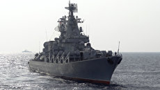Крейсер Москва у базы Хмеймим в Сирии. Архивное фото Крейсер Москва у базы Хмеймим в Сирии. Архивное фото