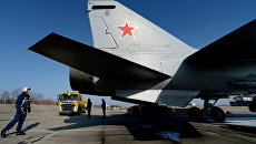 Летчик одного из первых трех МиГ-31 БМ, прошедших модернизацию после посадки на военном аэродроме Центральная Угловая под Владивостоком Летчик одного из первых трех МиГ-31 БМ, прошедших модернизацию после посадки на военном аэродроме Центральная Угловая под Владивостоком