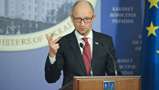Премьер-министр Украины Арсений Яценюк выступает на пресс-конференции в Киеве по итогам 2015 года. Архивное фото Премьер-министр Украины Арсений Яценюк выступает на пресс-конференции в Киеве по итогам 2015 года. Архивное фото