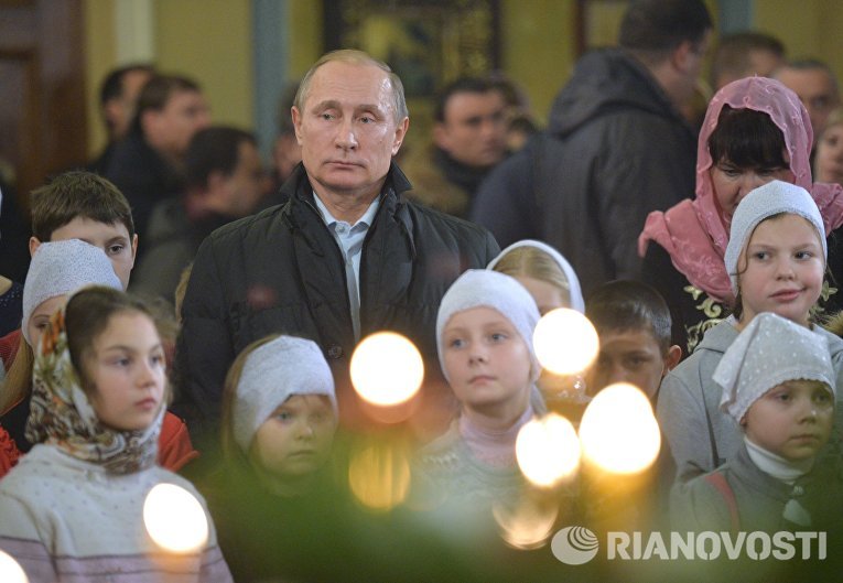 Президент России Владимир Путин принимает участие в рождественском богослужении в храме Покрова Пресвятой Богородицы Президент России Владимир Путин принимает участие в рождественском богослужении в храме Покрова Пресвятой Богородицы