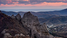 Горы в окрестностях села Солнечная долина в Крыму. Архивное фото Горы в окрестностях села Солнечная долина в Крыму. Архивное фото