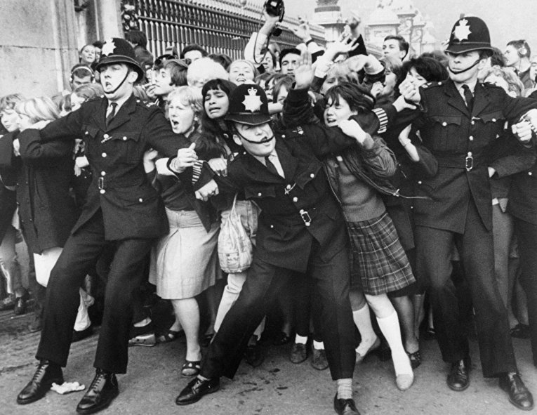 Фанаты группы The Beatles Фанаты группы The Beatles