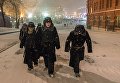 Курсанты во время снегопада в Кремлёвском проезде в Москве Курсанты во время снегопада в Кремлёвском проезде в Москве