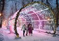 Прохожие во время снегопада на Тверском бульваре в Москве Прохожие во время снегопада на Тверском бульваре в Москве
