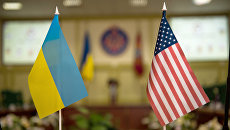 Флаги Украины и США. Архивное фото Флаги Украины и США. Архивное фото