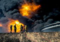 Пожарные возле нефтяного резервуара в городе Эс-Сидер, Ливия Пожарные возле нефтяного резервуара в городе Эс-Сидер, Ливия