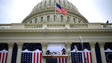 Флаги США на здании Капитолия в Вашингтоне Флаги США на здании Капитолия в Вашингтоне