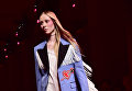 Модель представляет коллекцию модного дома Gucci на Неделе моды в Милане Модель представляет коллекцию модного дома Gucci на Неделе моды в Милане