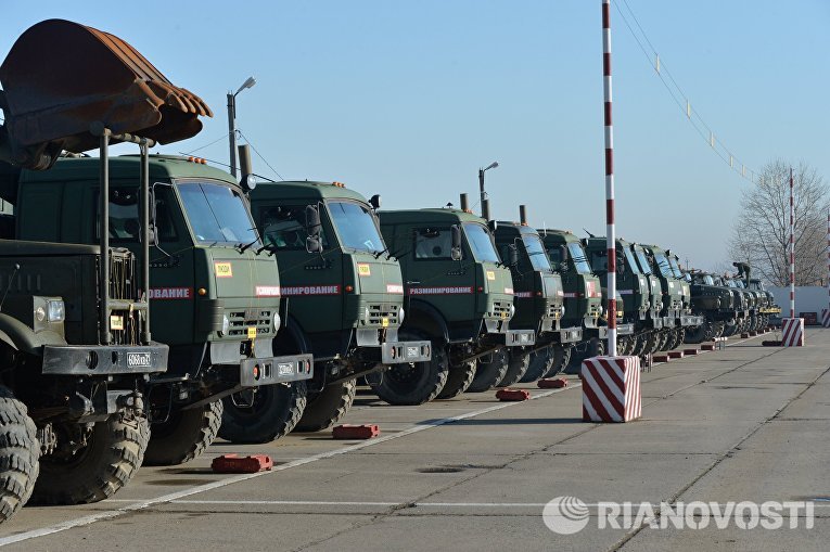 Автопарк спецмашин для разминирования на учебном полигоне Ханкала, расположенного в 7 километрах от Грозного Автопарк спецмашин для разминирования на учебном полигоне Ханкала, расположенного в 7 километрах от Грозного