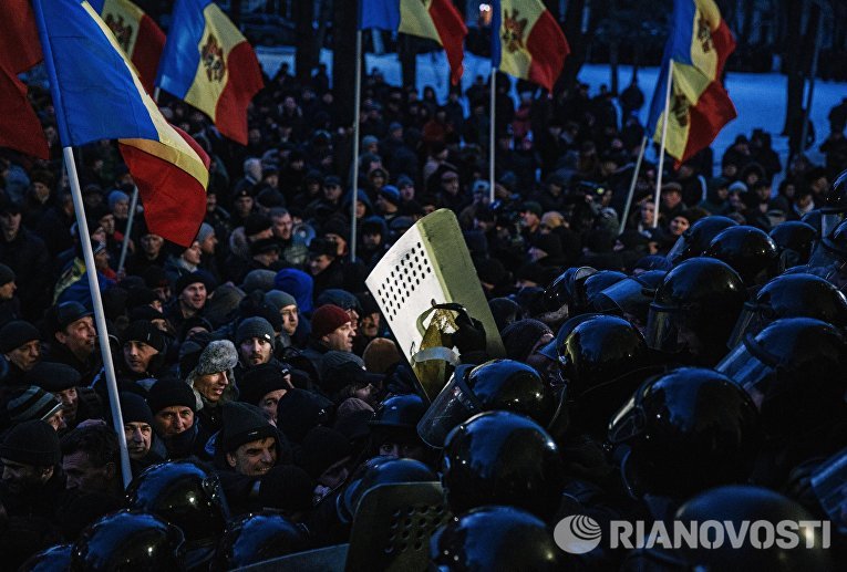 Протестующие и сотрудники правоохранительных органов у здания парламента в Кишиневе Протестующие и сотрудники правоохранительных органов у здания парламента в Кишиневе