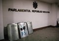 Щиты сотрудников правоохранительных органов у здания парламента в Кишиневе. В столице Молдавии прошли масштабные акции протеста оппозиционных сил Щиты сотрудников правоохранительных органов у здания парламента в Кишиневе. В столице Молдавии прошли масштабные акции протеста оппозиционных сил