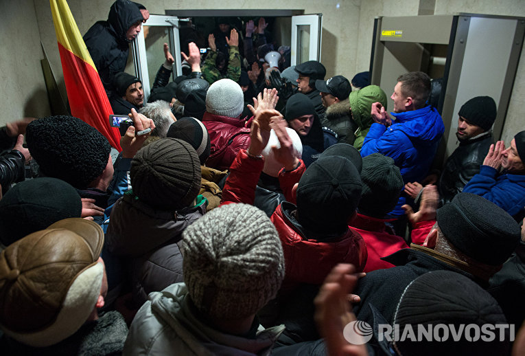 Протестующие и сотрудники правоохранительных органов у здания парламента в Кишиневе Протестующие и сотрудники правоохранительных органов у здания парламента в Кишиневе