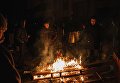 Участники протестных выступлений греются у костра в Кишиневе Участники протестных выступлений греются у костра в Кишиневе