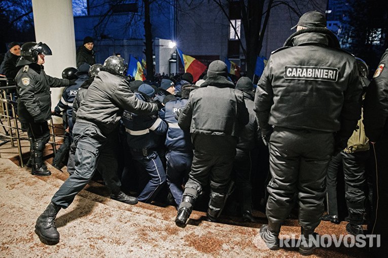 Сотрудники правоохранительных органов у здания парламента в Кишиневе Сотрудники правоохранительных органов у здания парламента в Кишиневе