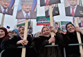 Участники митинга В единстве наша сила в поддержку главы Чечни Рамзана Кадырова на площади перед мечетью имени Ахмата Кадырова в Грозном Участники митинга В единстве наша сила в поддержку главы Чечни Рамзана Кадырова на площади перед мечетью имени Ахмата Кадырова в Грозном
