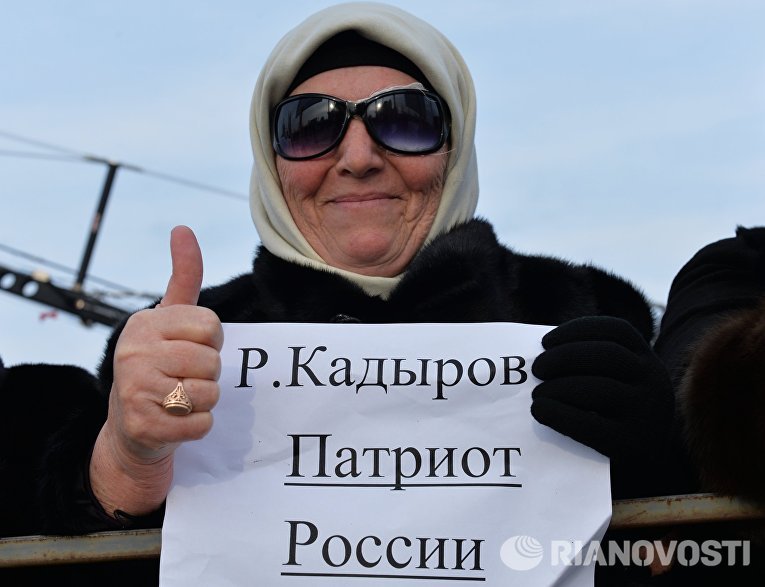 Участница митинга В единстве наша сила в поддержку главы Чечни Рамзана Кадырова на площади перед мечетью имени Ахмата Кадырова в Грозном Участница митинга В единстве наша сила в поддержку главы Чечни Рамзана Кадырова на площади перед мечетью имени Ахмата Кадырова в Грозном