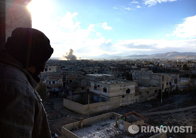 Боец Сирийской арабской армии на огневой позиции в ходе боевых действий против отрядов террористов в пригороде Дамаска Дарайе Боец Сирийской арабской армии на огневой позиции в ходе боевых действий против отрядов террористов в пригороде Дамаска Дарайе