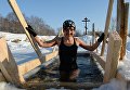 Любительница зимнего плавания в купели на озере Блюдце в Новосибирске Любительница зимнего плавания в купели на озере Блюдце в Новосибирске