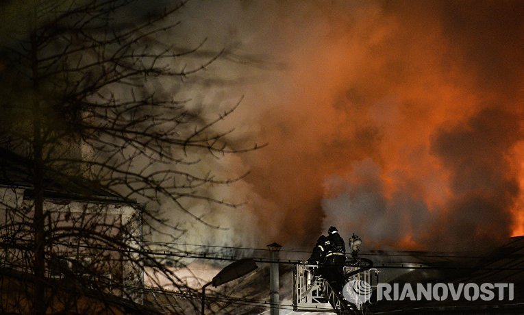 Сотрудники пожарно-спасательных подразделений МЧС на месте пожара в швейном цеху по производству подушек по адресу улица Стромынка, дом 25 в Москве Сотрудники пожарно-спасательных подразделений МЧС на месте пожара в швейном цеху по производству подушек по адресу улица Стромынка, дом 25 в Москве