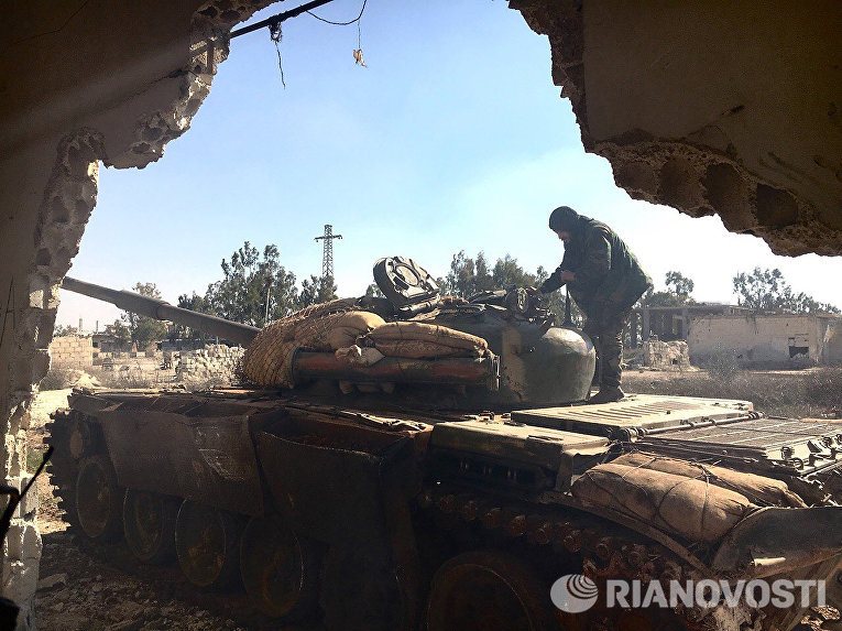 Солдат сирийской армии, начавшей штурм населенного пункта Осман в провинции Дераа Солдат сирийской армии, начавшей штурм населенного пункта Осман в провинции Дераа