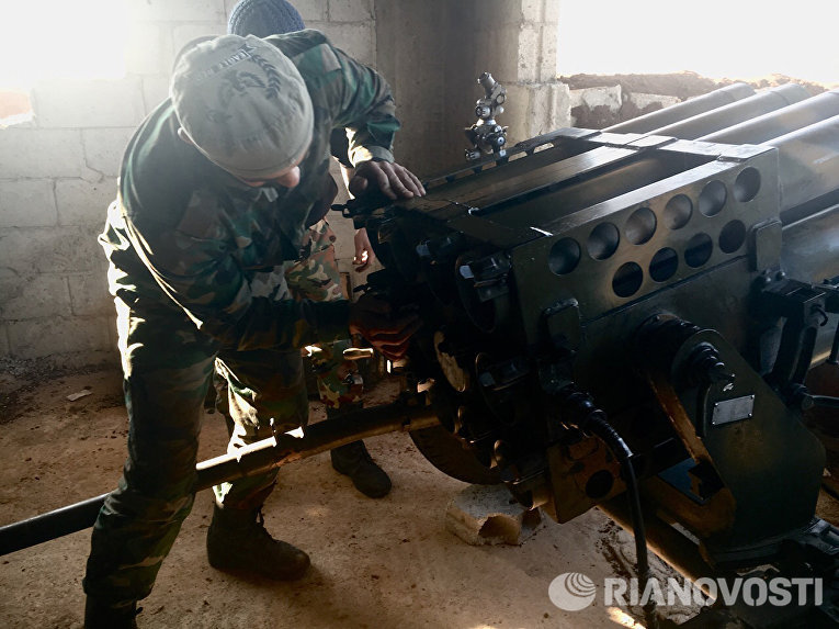 Солдат сирийской армии, начавшей штурм населенного пункта Осман в провинции Дераа Солдат сирийской армии, начавшей штурм населенного пункта Осман в провинции Дераа