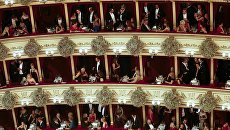 Зрители на церемонии открытия Венского оперного бала Зрители на церемонии открытия Венского оперного бала