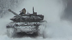 Танки Т-72 маневрировали в снегу на отборочном турнире к Армейским играм Танки Т-72 маневрировали в снегу на отборочном турнире к Армейским играм