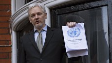 Сооснователь WikiLeaks Джулиан Ассанж выступает с речью с балкона посольства Эквадора в Лондоне перед журналистами и митингующими Сооснователь WikiLeaks Джулиан Ассанж выступает с речью с балкона посольства Эквадора в Лондоне перед журналистами и митингующими