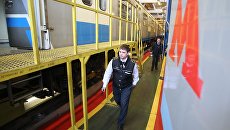Машинист у нового поезда московского метрополитена. Архивное фото Машинист у нового поезда московского метрополитена. Архивное фото