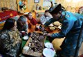 Хозяин принимает гостей в юрте на зимней чабанской стоянке в Кызылском кожууне Республики Тыва. Хозяин принимает гостей в юрте на зимней чабанской стоянке в Кызылском кожууне Республики Тыва.