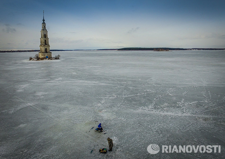 Затопленная водами Угличского водохранилища колокольня Никольского собора Затопленная водами Угличского водохранилища колокольня Никольского собора