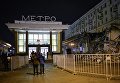 Сотрудники коммунальных служб производят снос незаконных самовольных построек в Москве Сотрудники коммунальных служб производят снос незаконных самовольных построек в Москве