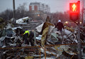 Сотрудники коммунальных служб сносят незаконно построенные торговые павильоны на 9-й парковой улице в Москве Сотрудники коммунальных служб сносят незаконно построенные торговые павильоны на 9-й парковой улице в Москве