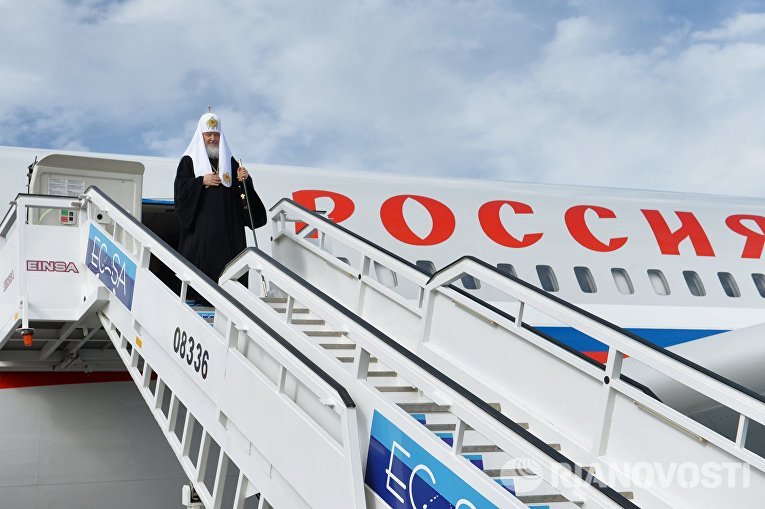 Патриарх Московский и всея Руси Кирилл выходит из самолета в аэропорту города Гаваны Патриарх Московский и всея Руси Кирилл выходит из самолета в аэропорту города Гаваны