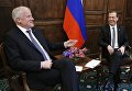 Председатель правительства РФ Дмитрий Медведев и премьер-министр федеральной земли Бавария Хорст Зеехофер во время встречи на полях Мюнхенской конференции Председатель правительства РФ Дмитрий Медведев и премьер-министр федеральной земли Бавария Хорст Зеехофер во время встречи на полях Мюнхенской конференции