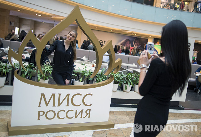 Девушки фотографируются на открытом кастинге конкурса красоты Мисс Россия 2016 Девушки фотографируются на открытом кастинге конкурса красоты Мисс Россия 2016