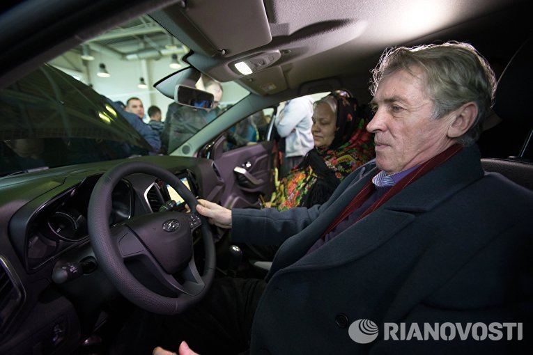 Клиент в автосалоне Лада-Центр Юго-Запад в Санкт-Петербурге, где началась продажа компактного кроссовера Lada Xray Клиент в автосалоне Лада-Центр Юго-Запад в Санкт-Петербурге, где началась продажа компактного кроссовера Lada Xray