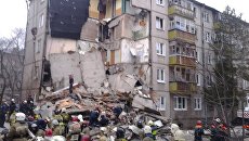 Сотрудники МЧС РФ во время разбора завалов у пострадавшего в результате взрыва бытового газа многоэтажного дома во Фрунзенском районе города Ярославля. 16 февраля 2016 год Сотрудники МЧС РФ во время разбора завалов у пострадавшего в результате взрыва бытового газа многоэтажного дома во Фрунзенском районе города Ярославля. 16 февраля 2016 год