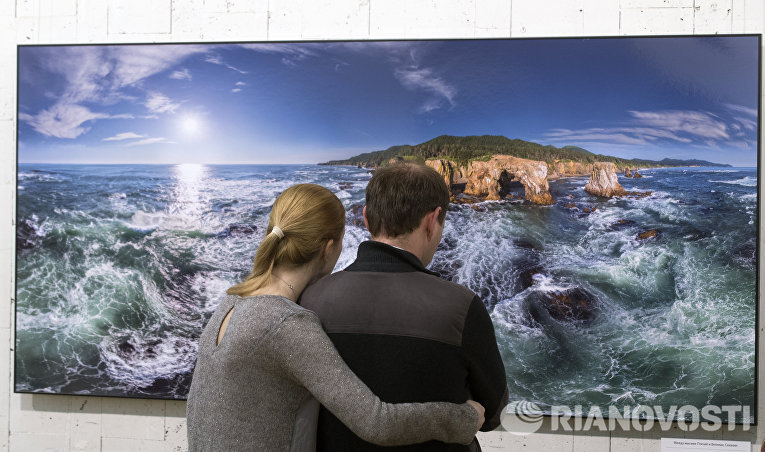 Посетители на фотовыставке, которая открылась в рамках III Общероссийского фестиваля природы Первозданная Россия в Центральном Доме Художника в Москве Посетители на фотовыставке, которая открылась в рамках III Общероссийского фестиваля природы Первозданная Россия в Центральном Доме Художника в Москве