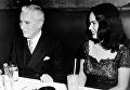 Актер Чарли Чаплин и жена Уна О'Нил в клубе в Нью-Йорке, 10 апреля, 1947 Актер Чарли Чаплин и жена Уна О'Нил в клубе в Нью-Йорке, 10 апреля, 1947