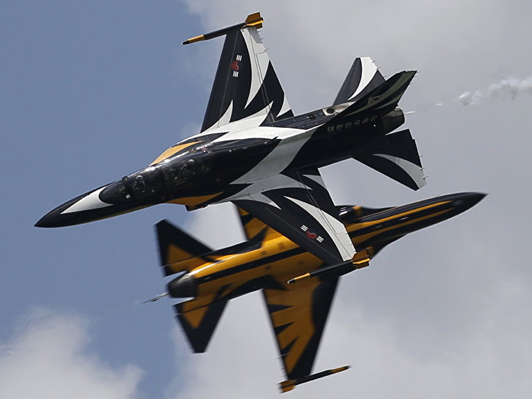 Пилотажная группа Black Eagles из Южной Кореи выступает на авиашоу Singapore Airshow в Сингапуре Пилотажная группа Black Eagles из Южной Кореи выступает на авиашоу Singapore Airshow в Сингапуре