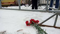 Цветы на месте взрыва бытового газа в пятиэтажном доме во Фрунзенском районе Ярославля Цветы на месте взрыва бытового газа в пятиэтажном доме во Фрунзенском районе Ярославля