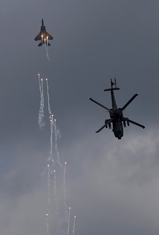 Совместный показательный полет истребителя F-15SG и вертолета AH-64D Apache ВВС Сингапура на авиашоу Singapore Airshow Совместный показательный полет истребителя F-15SG и вертолета AH-64D Apache ВВС Сингапура на авиашоу Singapore Airshow
