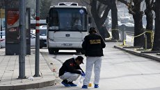 Судмедэксперты на месте взрыва у общежития для военных в центре Анкары, Турция. 18 февраля 2016 год Судмедэксперты на месте взрыва у общежития для военных в центре Анкары, Турция. 18 февраля 2016 год