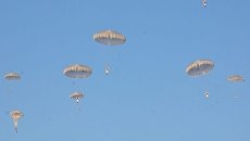Сотни десантников на парашютах высадились на заснеженные поля под Псковом Сотни десантников на парашютах высадились на заснеженные поля под Псковом
