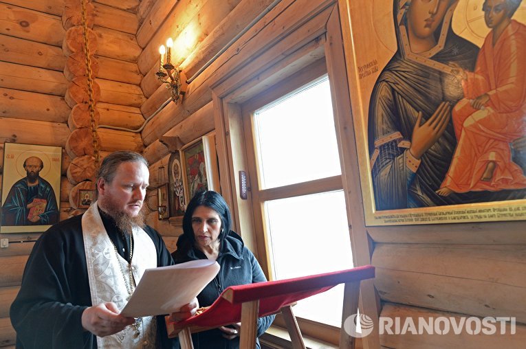 Гражданка Чили Катарина Наваррете во время чинаприобщения к Православию в храме Живоначальной Троицы на острове Ватерлоо в Антарктиде Гражданка Чили Катарина Наваррете во время чинаприобщения к Православию в храме Живоначальной Троицы на острове Ватерлоо в Антарктиде