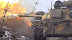 Сирийские солдаты обстреляли из орудий позиции боевиков в сражении за Кенсабу Сирийские солдаты обстреляли из орудий позиции боевиков в сражении за Кенсабу