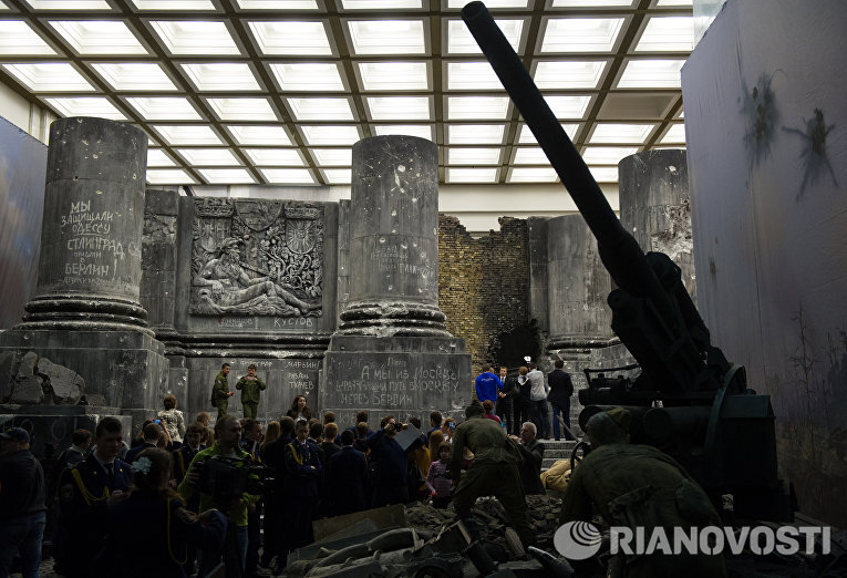 Посетители трехмерной панорамы Битва за Берлин. Подвиг знаменосцев Посетители трехмерной панорамы Битва за Берлин. Подвиг знаменосцев